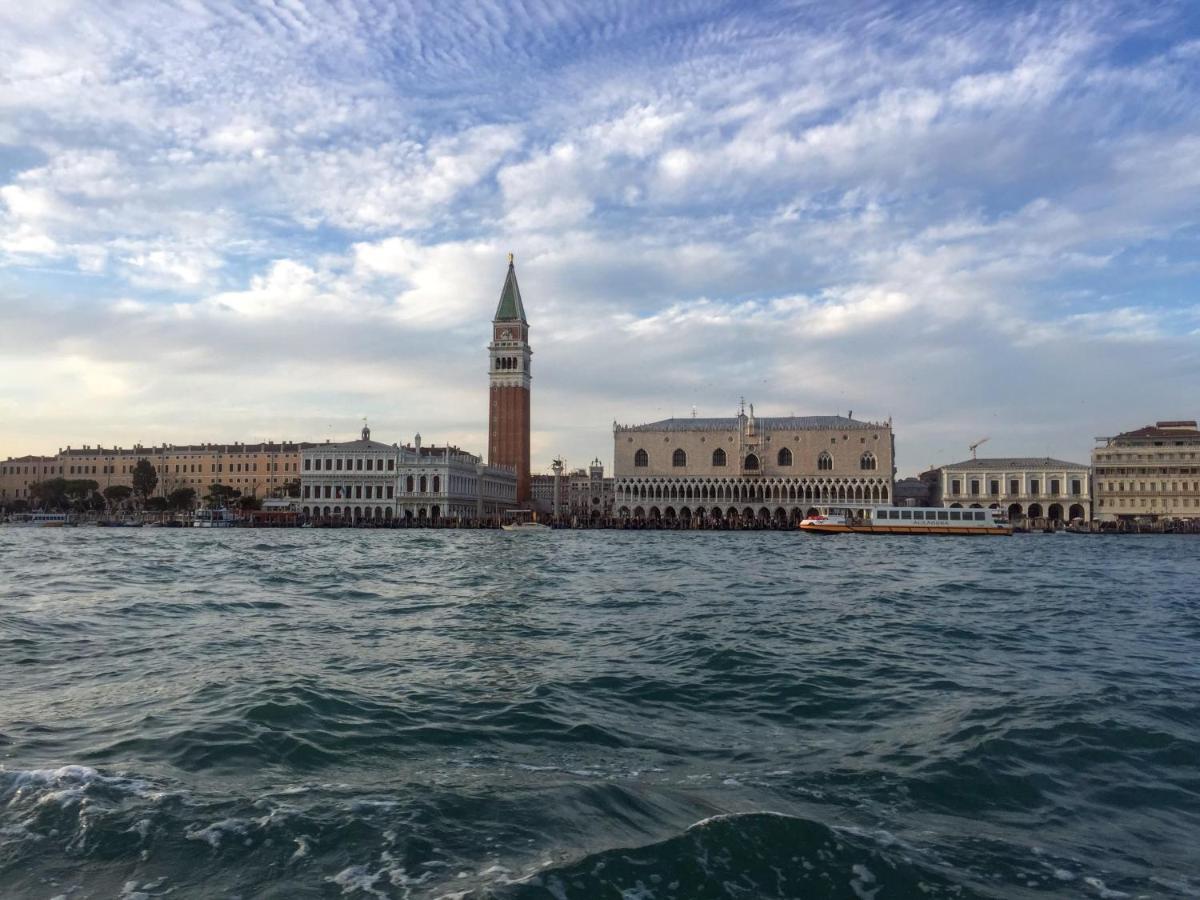 Red Tower Venice Apartment - 2 Mins From Vce Airport- Free Wifi Tessera Eksteriør bilde